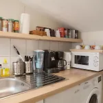 Spacious 2-bedroom Family Duplex With Free Parking And Netflix Μπορντό